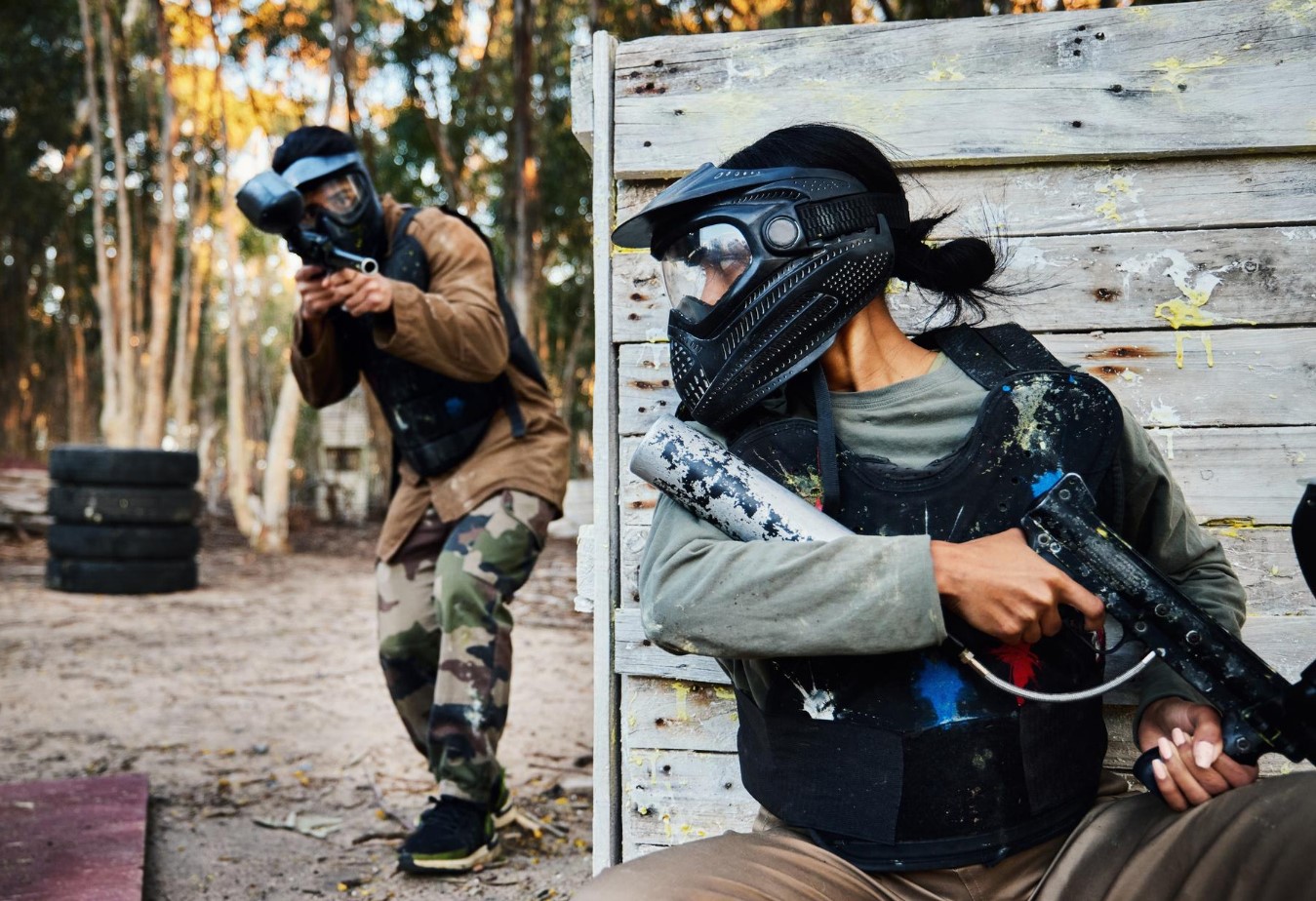 Jogadores em emboscada durante jogo de paintball